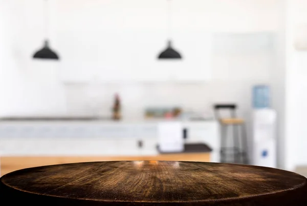 Mesa de madera vacía y fondo borroso de abstracto en frente o — Foto de Stock