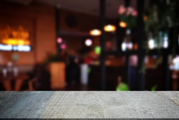 Boş ahşap masa ve bulanık arka plan önünde o soyut