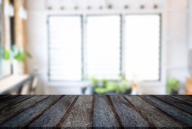 Boş ahşap masa ve bulanık arka plan önünde o soyut