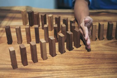 Risk ve strateji iş, iş adamı el Stop yakın