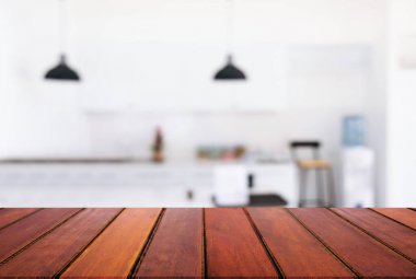Boş ahşap masa ve bulanık arka plan önünde o soyut