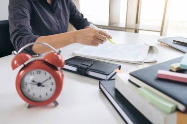 Ders sırasında yazarak öğrenci eller eğitim görüntüleri 