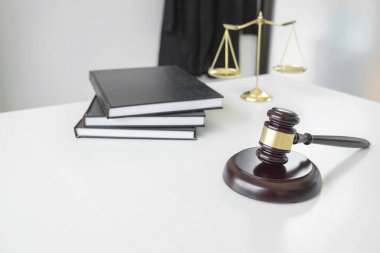 Avukat'ın takım elbise, hukuk kitapları, tokmak ve bir w üzerinde adaletin terazisi