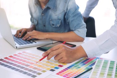 İki genç iç tasarım veya projede çalışan grafik tasarımcı