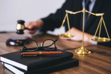 Erkek avukat ya da yargıç hukuk kitapları, tokmak, rapor c ile çalışma