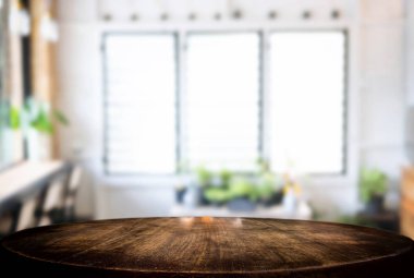 Boş ahşap masa ve bulanık arka plan önünde o soyut