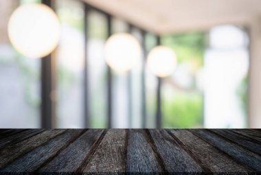 Seçilen odak boş ahşap masa ve abst arka plan bulanık