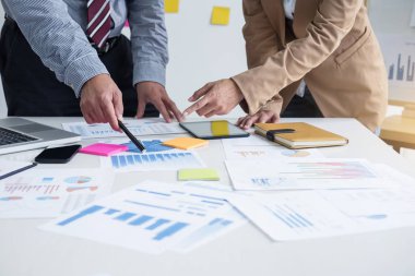 İş takım iki arkadaşları yeni planı mali grafik tartışıyor