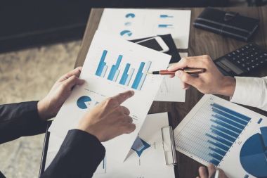 İş adamları ofis, sunu önünde çalışma 