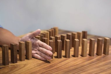 Risk ve strateji iş, iş adamı el Stop yakın