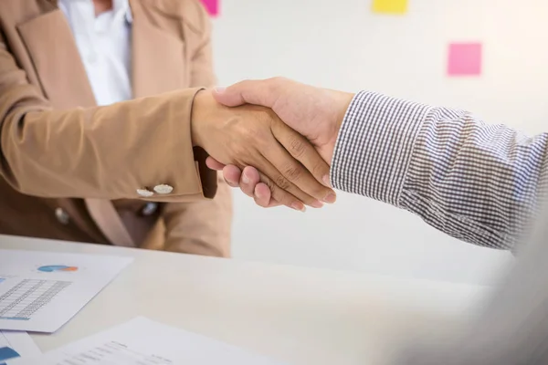 Dos empresarios que se dan la mano durante una reunión para firmar están de acuerdo — Foto de Stock