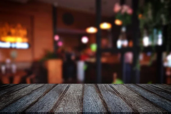 Boş ahşap masa ve bulanık arka plan önünde o soyut