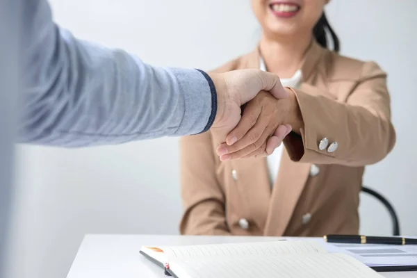 Dos empresarios se dan la mano durante una reunión para firmar un acuerdo — Foto de Stock