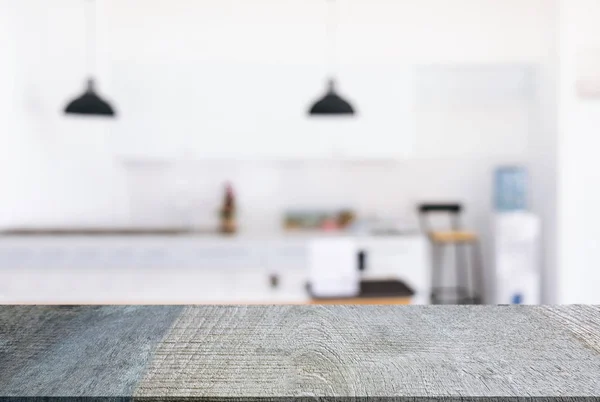 Mesa de madera vacía y fondo borroso de abstracto en frente o — Foto de Stock