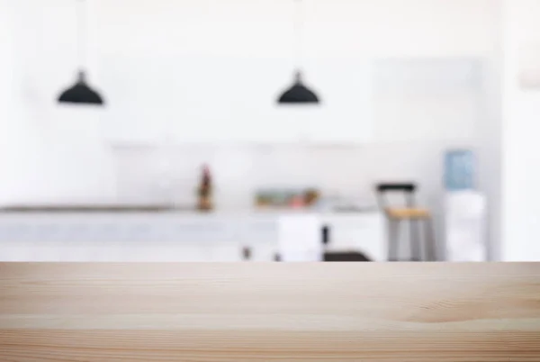 Mesa de madera vacía y fondo borroso de abstracto en frente o — Foto de Stock