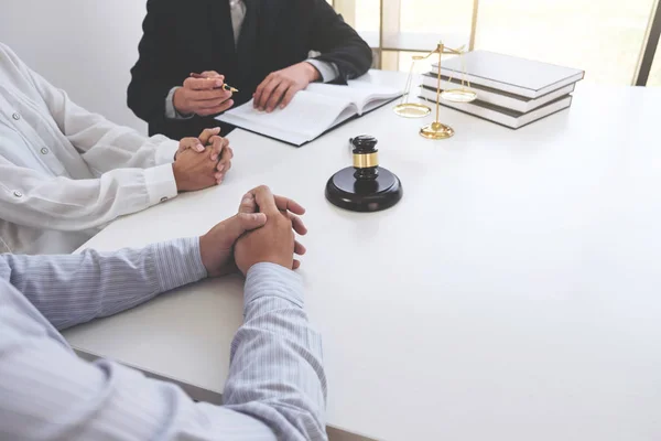 Atendimento ao cliente boa cooperação, Consulta entre um homem l — Fotografia de Stock