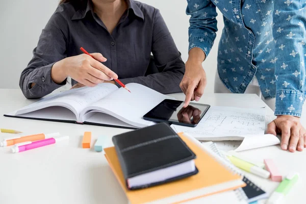 Eğitim, öğretim, öğrenme, teknoloji ve insan kavramı. Tw