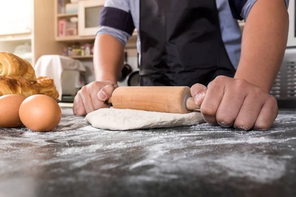 Mãos masculinas amassar massa polvilhada com mesa de farinha, mãos preparar — Fotografia de Stock