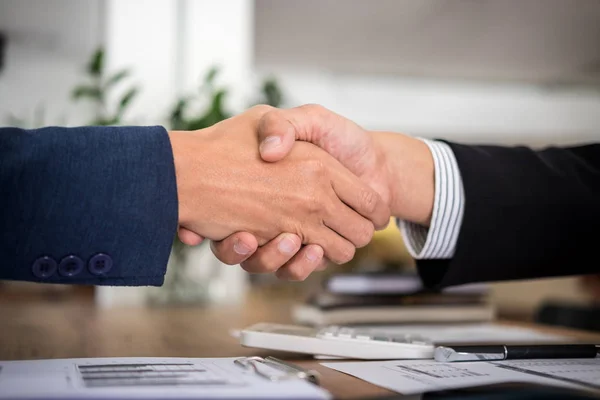 Dois homens de negócios sorridentes apertando as mãos juntos depois de um bom negócio c — Fotografia de Stock