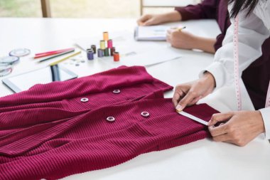 İki genç terzi veya Tasarımcı meslektaşları moda d çalışma