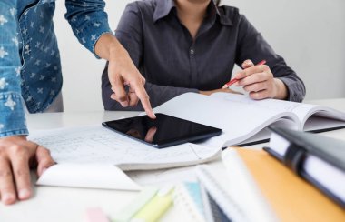 Öğretmen arkadaşlar, genç öğrenciler kampüs veya sınıf arkadaşları ile o Kitaplar