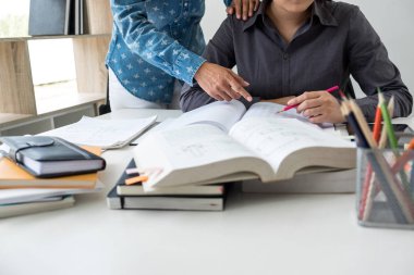 Eğitim, öğretim, öğrenme, teknoloji ve insan kavramı. Tw