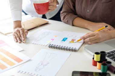 Moda des çalışan iki profesyonel şık moda tasarımcısı