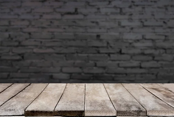 Ausgewählter Fokus leerer Holztisch und Wandstruktur oder alter Ziegel — Stockfoto