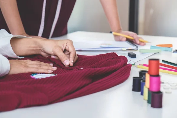 Deux jeunes collègues de créateurs de mode professionnels travaillant et p — Photo