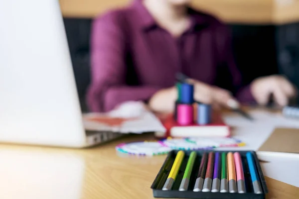 Mujer joven modista o diseñadora trabajando como diseñadora de moda —  Fotos de Stock