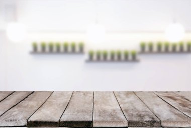 Seçilen odak boş ahşap masa ve abst arka plan bulanık