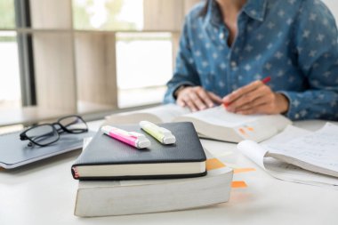 Ders sırasında yazarak öğrenci eller eğitim görüntüleri 