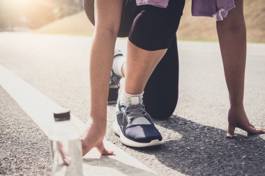 Ayakkabı, başlamak için yolda çalışan sporcu atlet ayak üzerinde kapat