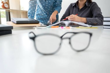 Eğitim, öğretim, öğrenme, teknoloji ve insan kavramı. Tw