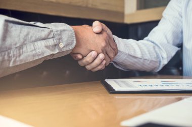 Toplantı ve tebrik, sonra iki çift işadamı el sıkışma 