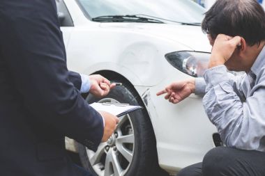 Adam Ajan doldurma sigorta formu yakınındaki zarar görmüş ve muayene araba,