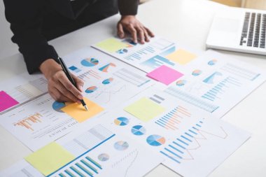 Kadın muhasebeci hesaplamalar ve mali analiz dat grafik