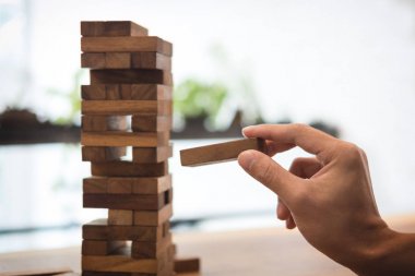 Görüntüleri el koyarak ve ahşap blok çekerek iş adamları 