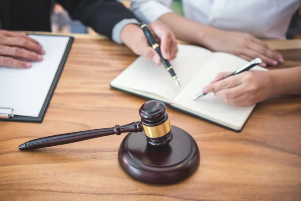 Männliche Anwalt oder Richter konsultieren, nachdem Teamsitzung mit Klient, la — Stockfoto