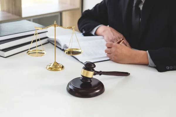 Hammer auf Holztisch und Anwalt oder Richter arbeiten mit Übereinstimmung — Stockfoto