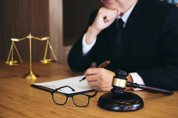 Κρίνουμε σφυρί με δικηγόρους δικαιοσύνης, επιχειρηματία στο κοστούμι ή δικηγόρος — Φωτογραφία Αρχείου