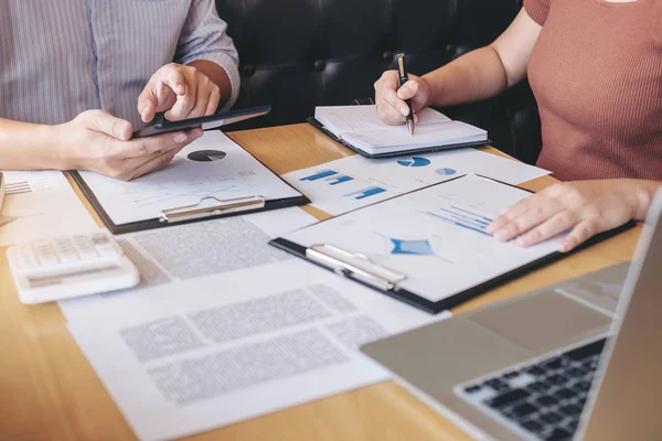 Jóvenes jalá trabajen con vapor con un nuevo proyecto de startup. discusión — Foto de Stock