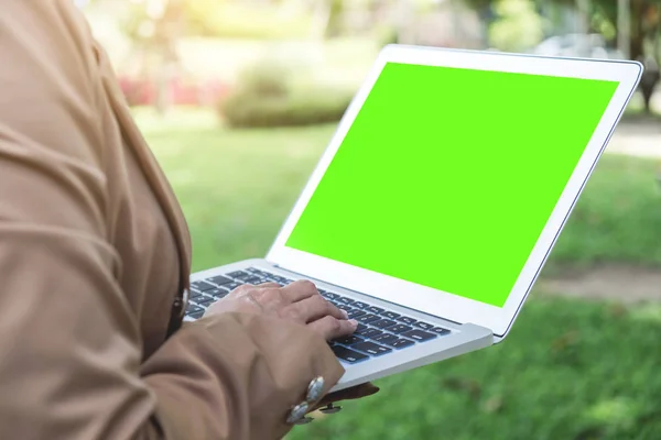 Trabalhar e relaxar, Freelancer mulher está trabalhando em laptop de computador , — Fotografia de Stock