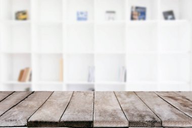 Seçilen odak boş eski ahşap masa ve