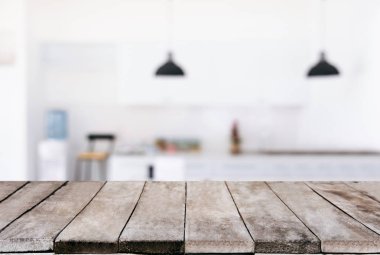 Boş ahşap masa ve bulanık arka plan önünde o soyut