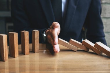 İşadamı el ahşap Domino ef durdurma düşen yakın çekim