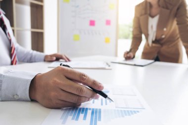 İş insanlar tartışma, icra takım çizelgeleri tartışıyor