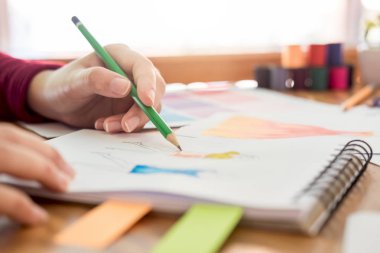 Profesyonel moda çalışma ve sk çizim Tasarımcısı kapatın