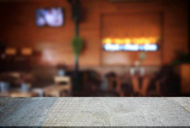 Boş ahşap masa ve bulanık arka plan önünde o soyut
