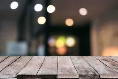 Boş ahşap masa ve bulanık arka plan önünde o soyut